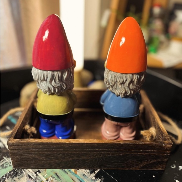 Solid resin painted gnome - Picture 2 of 2